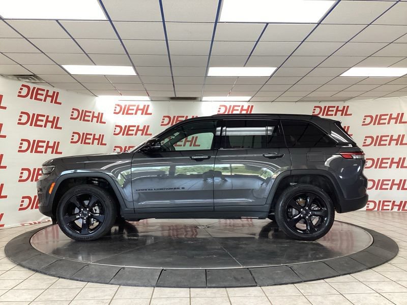 Used 2025 Jeep Grand Cherokee Altitude AWD/4WD image 4