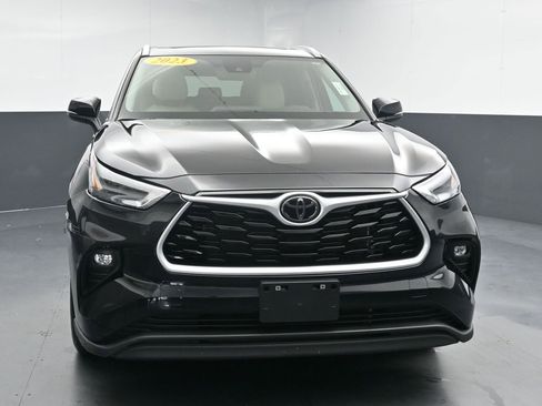 Used 2023 Toyota Highlander XLE AWD/4WD image 3