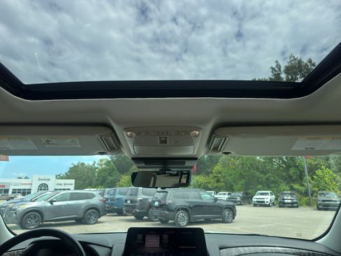 Used 2021 Nissan Armada Platinum w/ Captain's Chairs Package AWD/4WD image 9