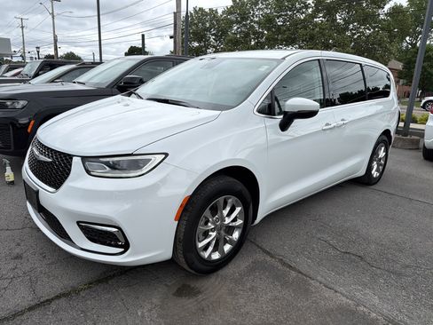 Used 2023 Chrysler Pacifica Touring-L AWD/4WD image 4