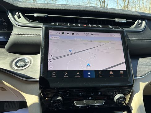 Certified 2025 Jeep Grand Cherokee L Limited w/ Luxury Tech Group II image 23