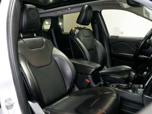 Used 2019 Jeep Cherokee Latitude Plus AWD/4WD image 26