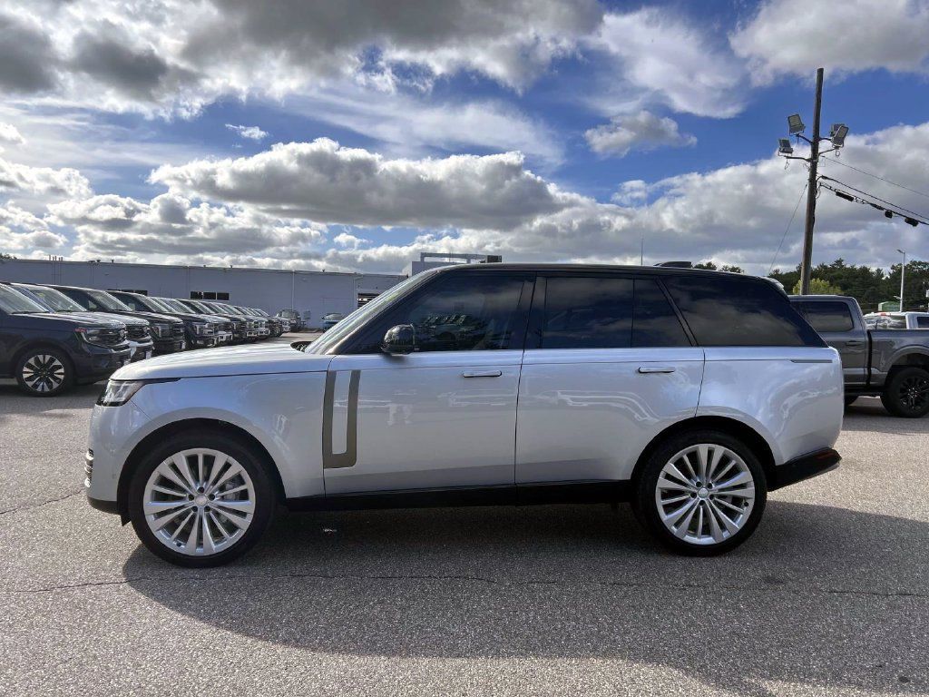 Used 2025 Land Rover Range Rover SE AWD/4WD image 6