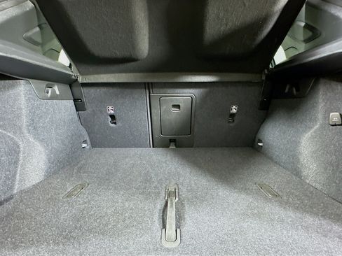 Used 2025 Volvo XC40 B5 Plus image 30