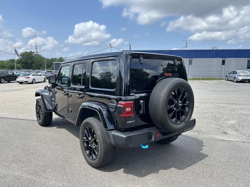 Used 2022 Jeep Wrangler Unlimited Sahara w/ Cold Weather Group AWD/4WD image 3