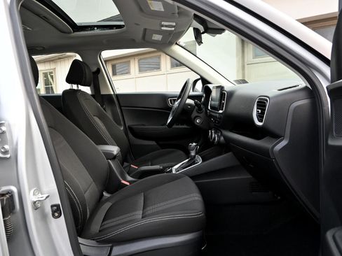 Used 2022 Hyundai Venue SEL image 32