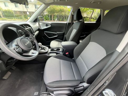 Used 2025 Kia Soul LX w/ LX Technology Package FWD image 24