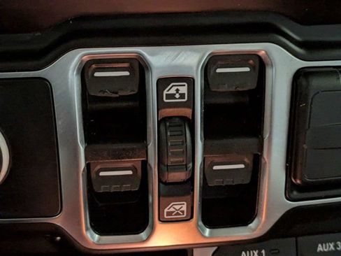 Used 2021 Jeep Wrangler Unlimited Sahara AWD/4WD image 23