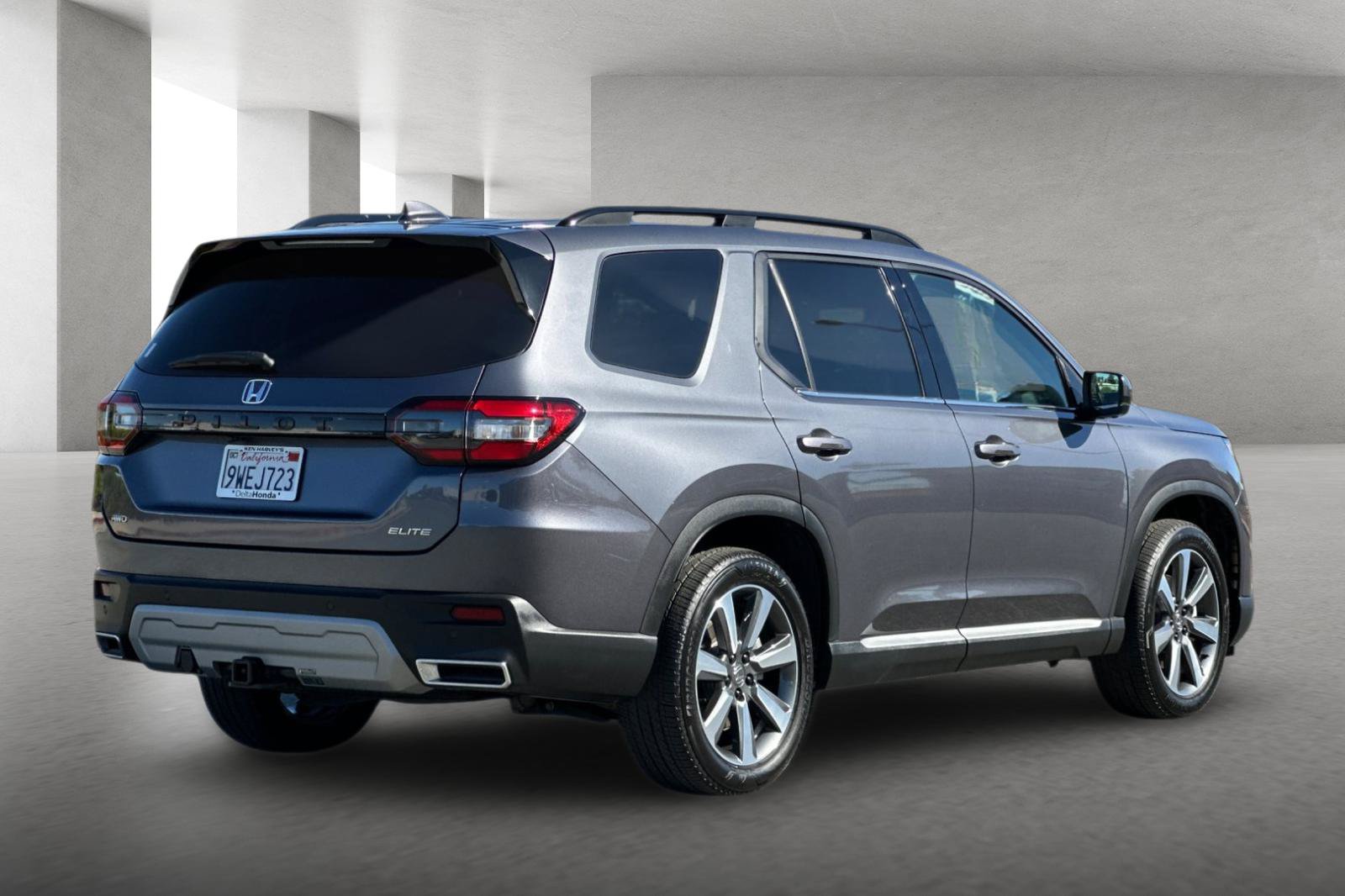 Used 2025 Honda Pilot Elite image 4
