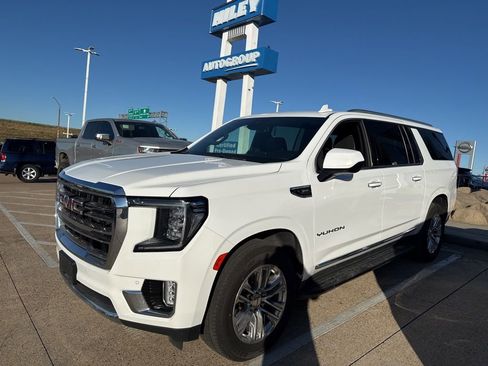 Used 2023 GMC Yukon XL SLT image 1