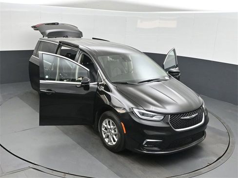 Used 2024 Chrysler Pacifica Touring-L image 49