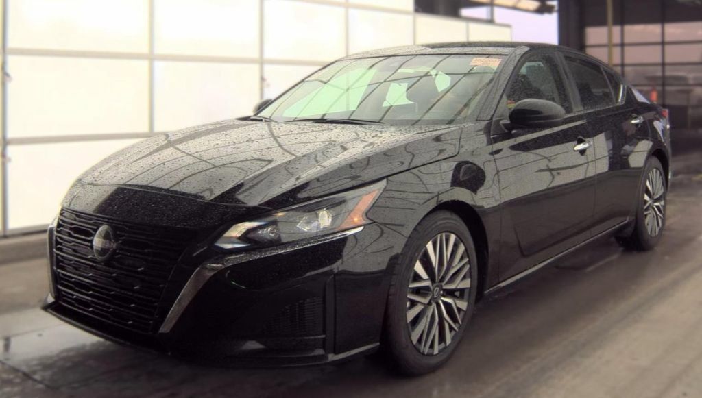 Used 2025 Nissan Altima 2.5 SV FWD image 1