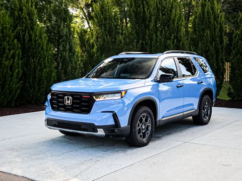 Used 2025 Honda Pilot TrailSport image 5