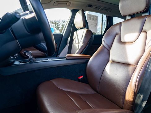 Used 2018 Volvo XC60 T5 Momentum w/ Convenience Package image 15