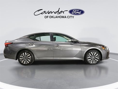 Used 2024 Nissan Altima 2.5 SV w/ SV Premium Package image 9