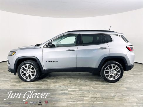 Used 2022 Jeep Compass Latitude image 9