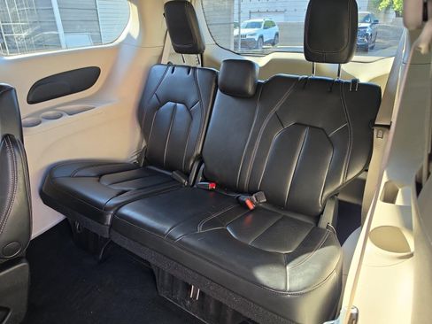 Used 2023 Chrysler Pacifica Touring-L FWD image 30