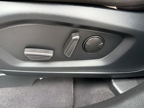 Used 2023 Ford Explorer XLT AWD/4WD image 21
