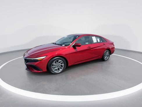 Used 2024 Hyundai Elantra SEL FWD image 4