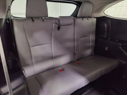 Used 2022 Toyota Highlander XLE image 21