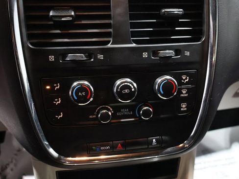 Used 2016 Dodge Grand Caravan SXT image 26