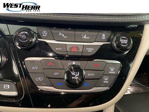 Used 2023 Chrysler Pacifica Limited FWD image 3