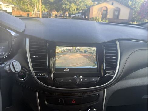 Used 2019 Chevrolet Trax LT w/ LT Convenience Package FWD image 11