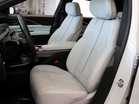 Used 2024 Cadillac Lyriq Luxury w/ LPO, Floor Liner Package AWD/4WD image 9