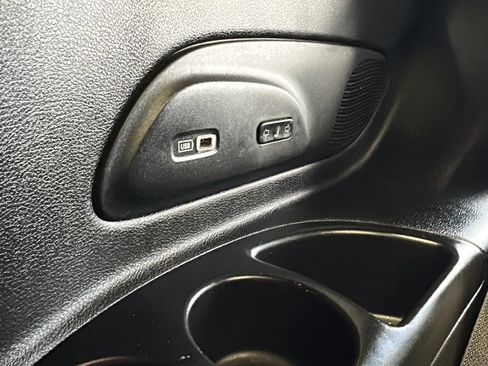 Used 2017 Chrysler Pacifica Limited w/ Tire & Wheel Group FWD image 19