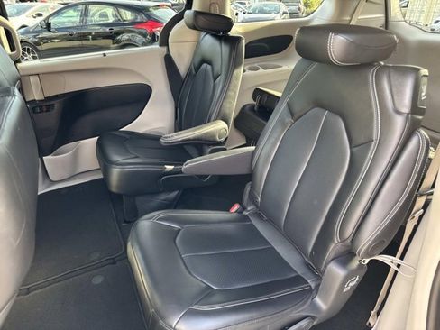 Used 2024 Chrysler Pacifica Touring-L image 13