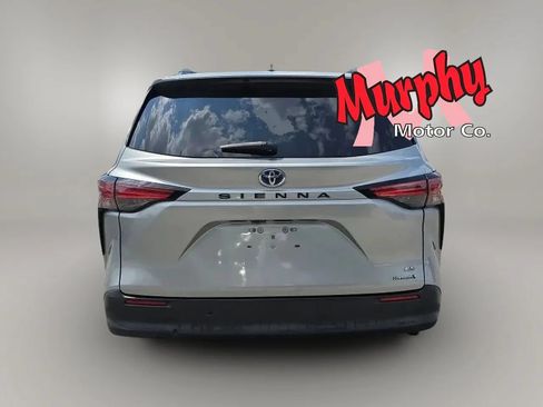 Used 2021 Toyota Sienna LE w/ LE Plus Package FWD image 8