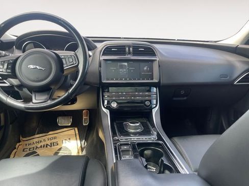 Used 2019 Jaguar XE Premium image 10