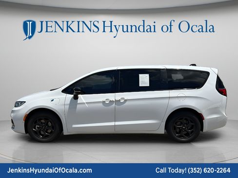 Used 2024 Chrysler Pacifica Limited w/ Uconnect Theater Family Group FWD image 6