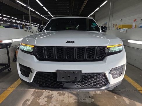 Used 2023 Jeep Grand Cherokee Altitude AWD/4WD image 3