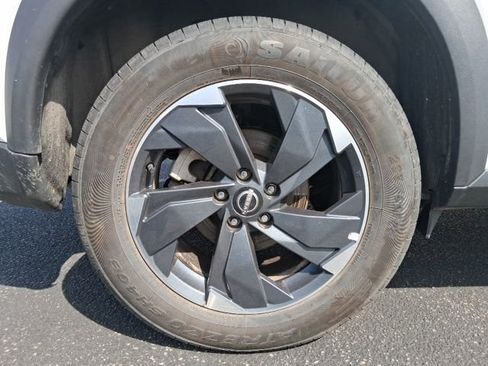 Used 2025 Nissan Rogue SV image 10