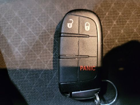 Used 2020 Jeep Grand Cherokee Laredo image 32