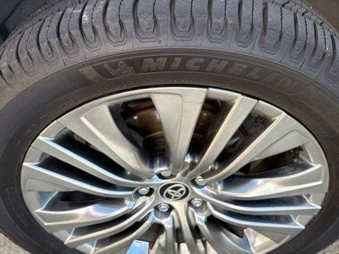 Used 2021 Toyota Venza XLE w/ Softex Package AWD/4WD image 5