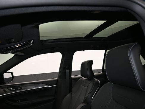 Used 2024 Jeep Grand Cherokee Overland w/ Luxury Tech Group IV image 11