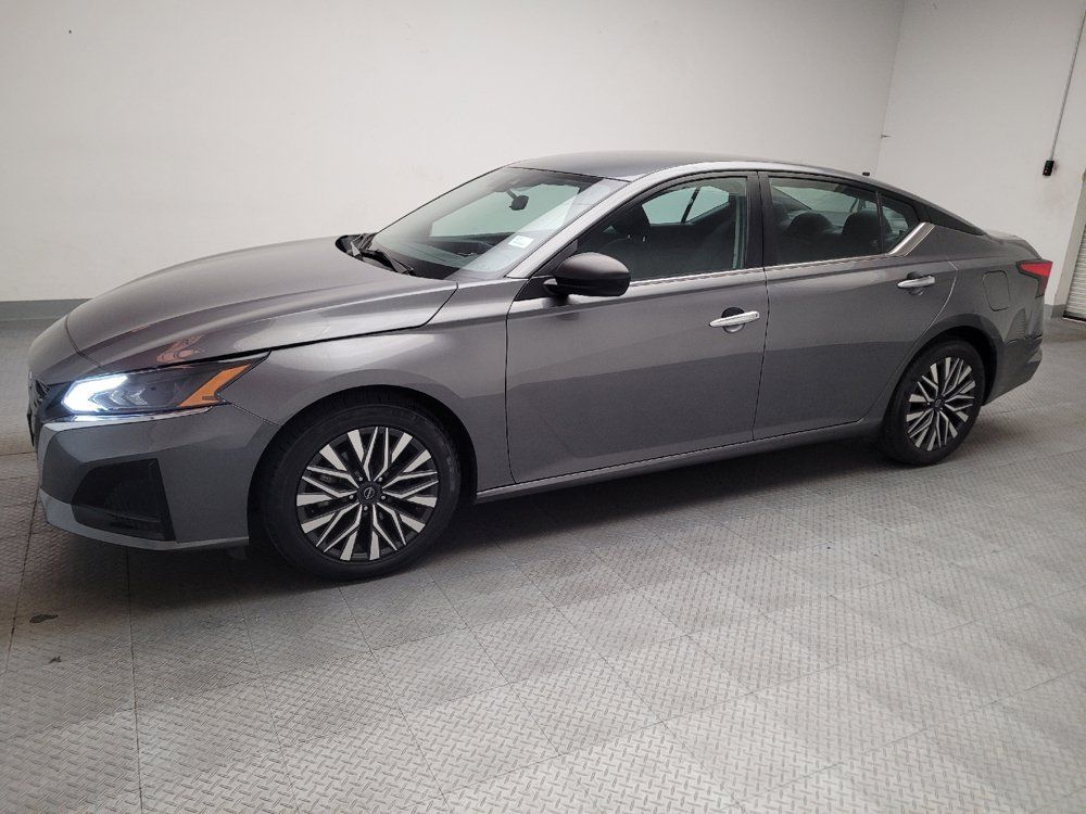 Used 2024 Nissan Altima 2.5 SV FWD image 2