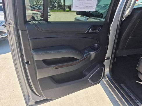 Used 2019 Chevrolet Suburban LT image 12