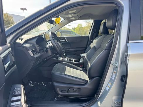 Used 2024 Mitsubishi Outlander SE image 25