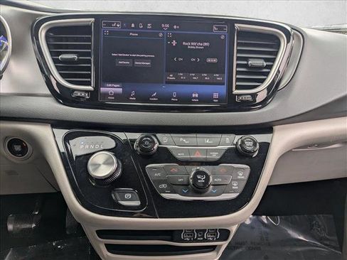 Used 2024 Chrysler Pacifica Touring-L image 15