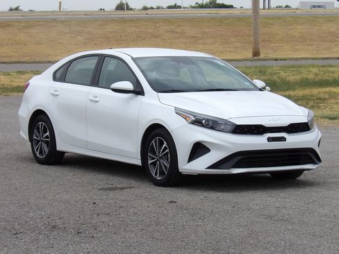 Used 2024 Kia Forte LXS FWD image 4