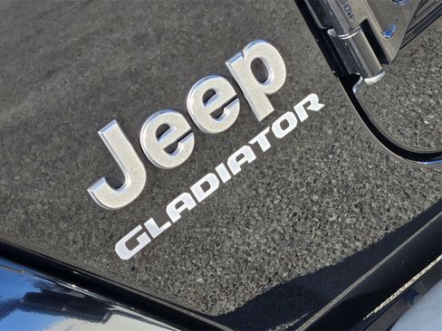 Used 2020 Jeep Gladiator Overland w/ Popular Equipment Package image 8