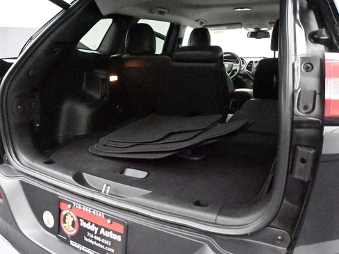 Used 2018 Jeep Cherokee Limited AWD/4WD image 12