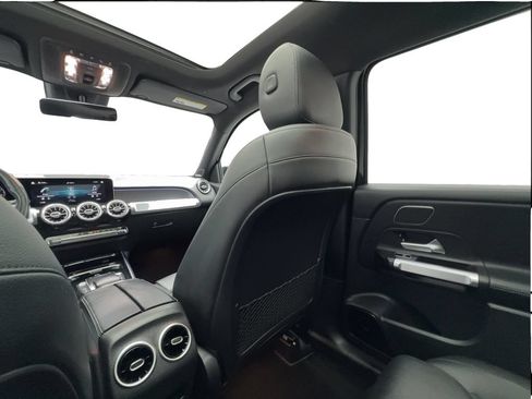 Used 2021 Mercedes-Benz GLB 250 4MATIC w/ Premium Package image 41