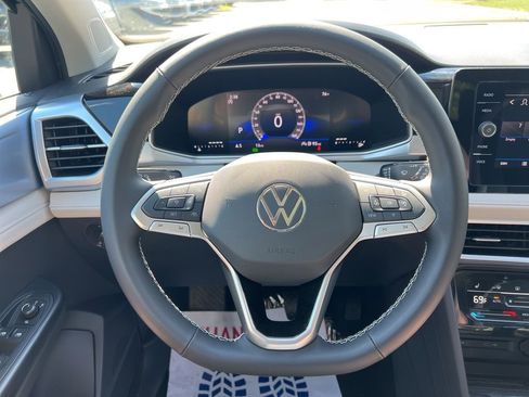 New 2026 Volkswagen Taos SE FWD image 5