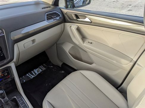 Certified 2022 Volkswagen Tiguan SE image 14