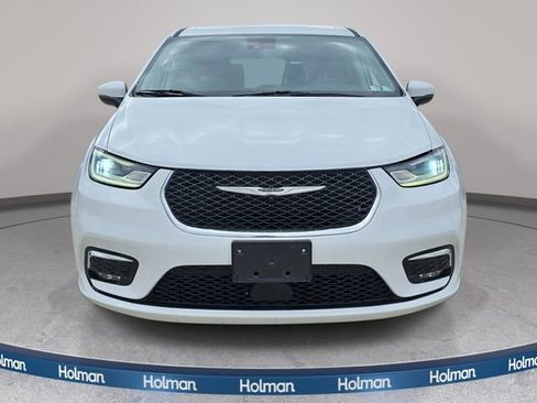 Used 2023 Chrysler Pacifica Touring-L FWD image 3
