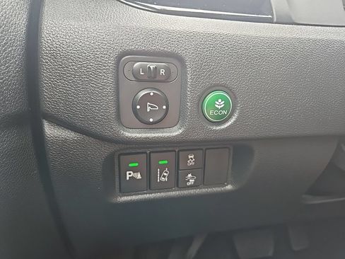 Used 2017 Honda Pilot Touring image 47